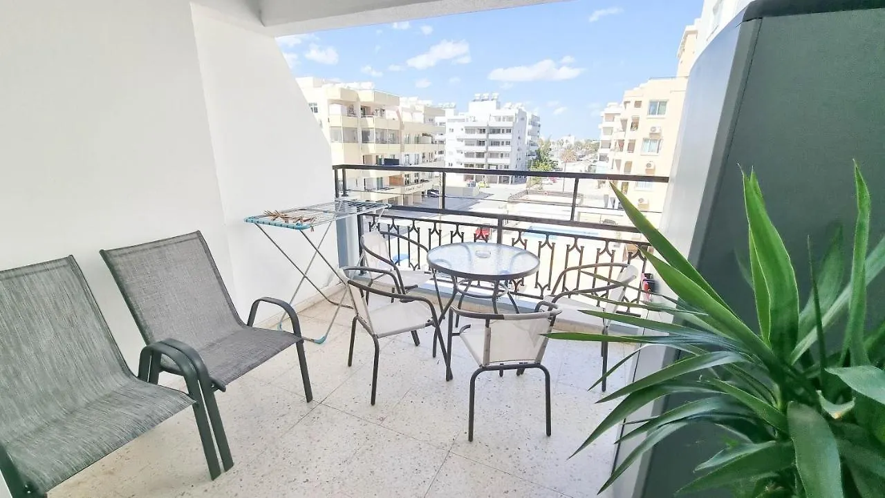 Apartment Modern Retreat: 2Br Stylish Apt With Comfy Rooms! Smart Tv With 200Mbps Internet Larnaca
