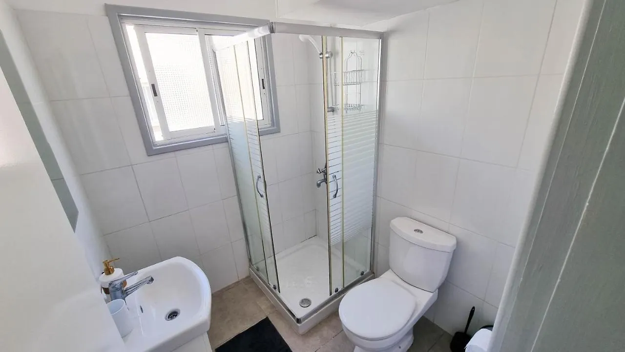 Modern Retreat: 2Br Stylish Apt With Comfy Rooms! Smart Tv With 200Mbps Internet Larnaca Apartment